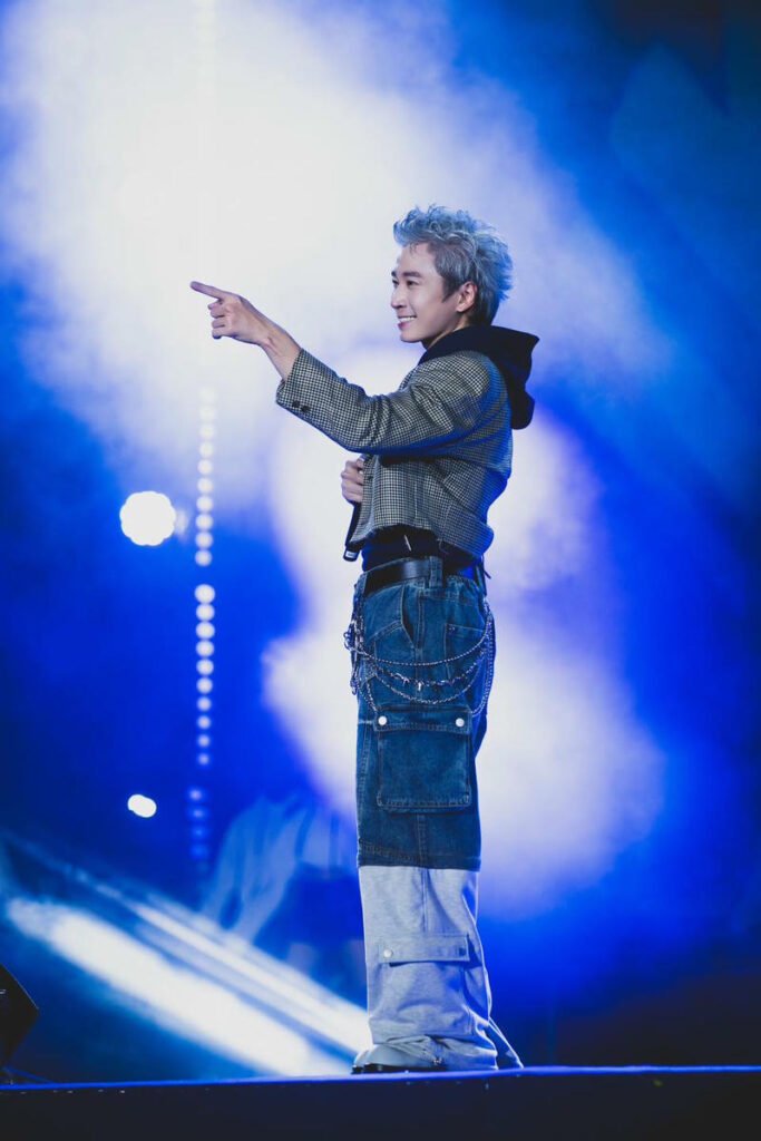 Thần thái biểu diễn trong hình nền Karik trên sân khấu