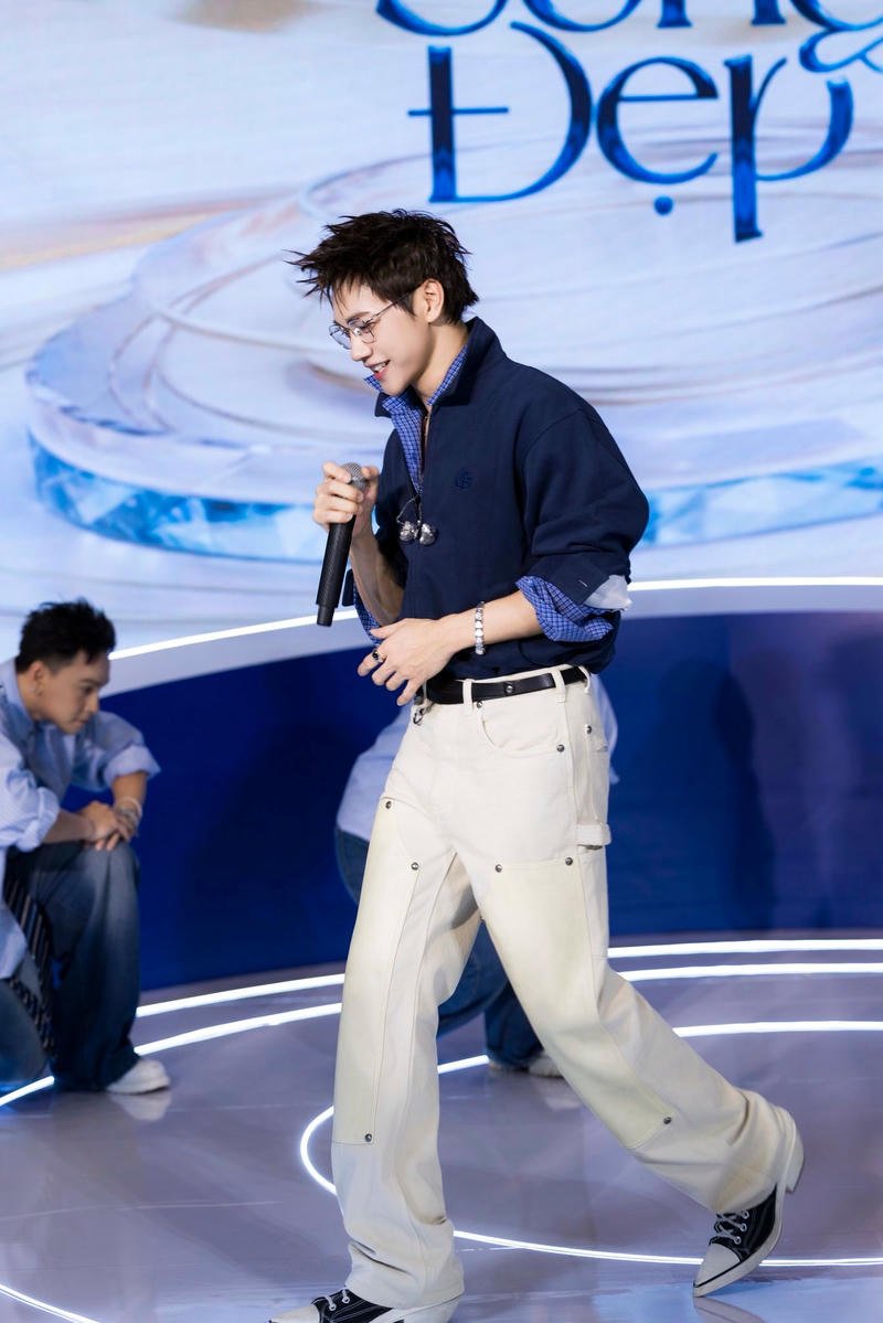 Thần thái nổi bật trong hình nền JSOL trên sân khấu