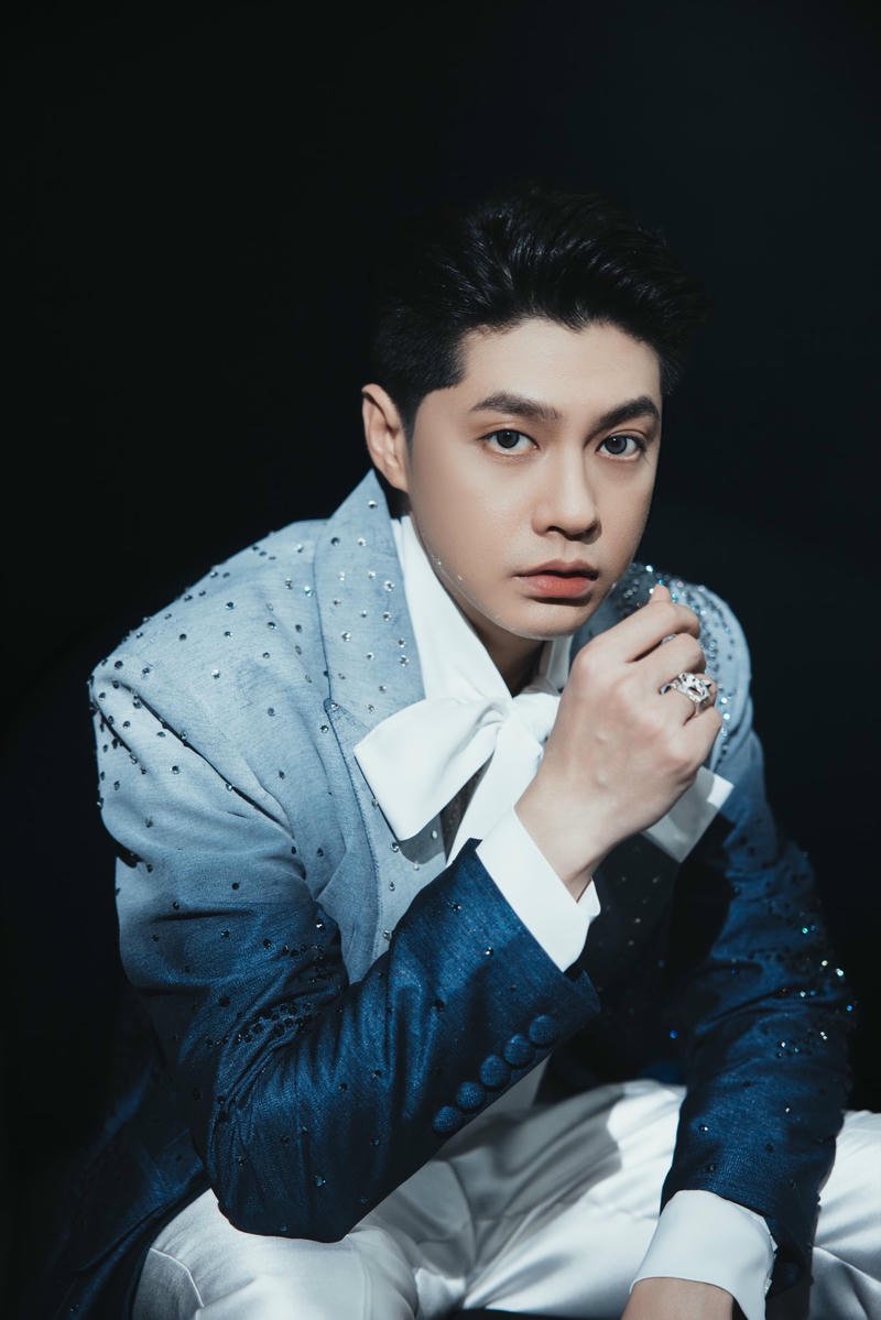 Vẻ ngoài lịch lãm phù hợp làm nền Noo Phước Thịnh