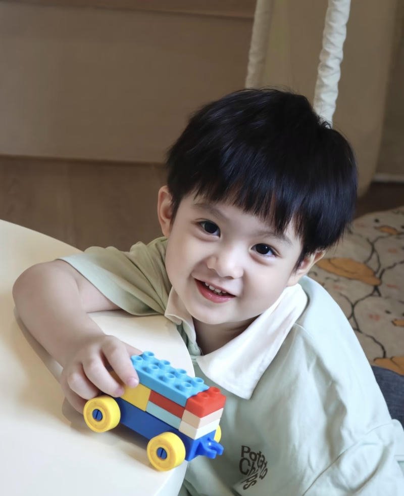 Vẻ ngoài tươi tắn trong ảnh bé trai đáng yêu rất đẹp