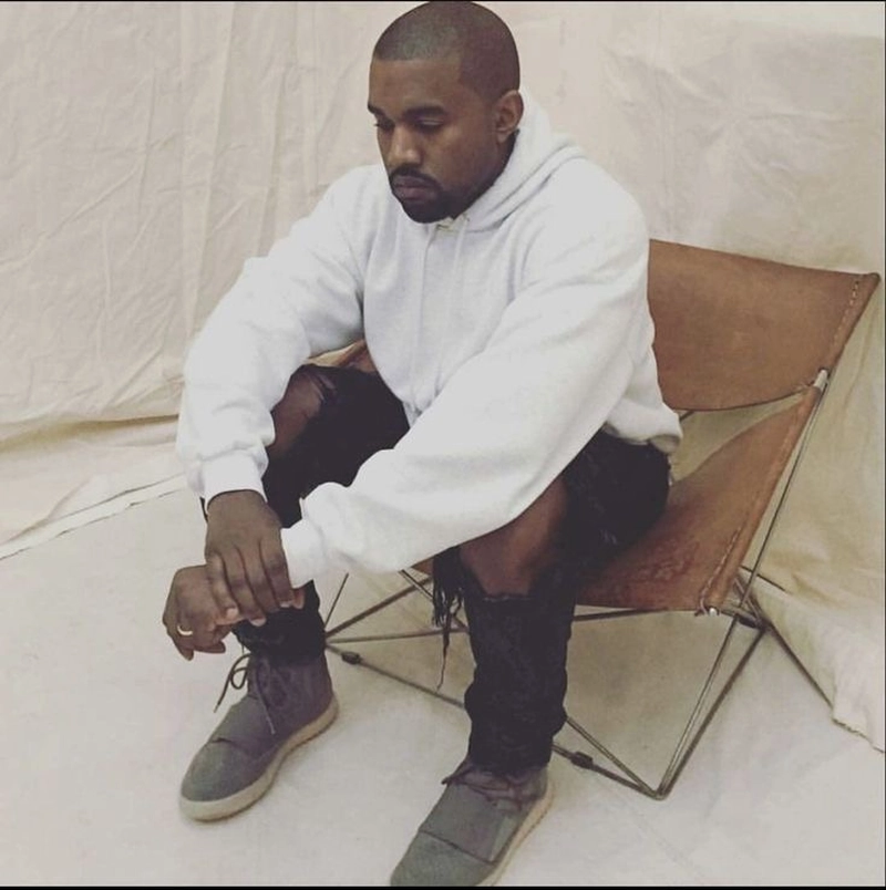 Ảnh meme Kanye West ngồi ngầm nghĩ