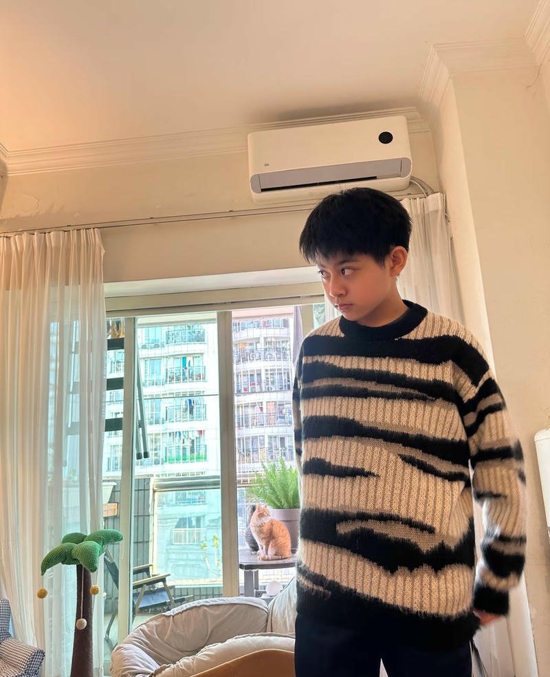 Ánh nhìn hiền hòa trai đẹp 10 tuổi ảnh nền