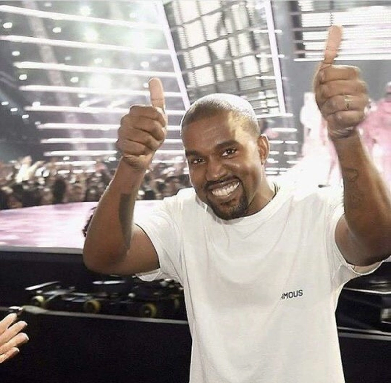 Biểu cảm Kanye West gây bão mạng xã hội