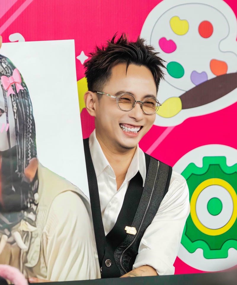 Biểu cảm Rhymastic trong nền sân khấu