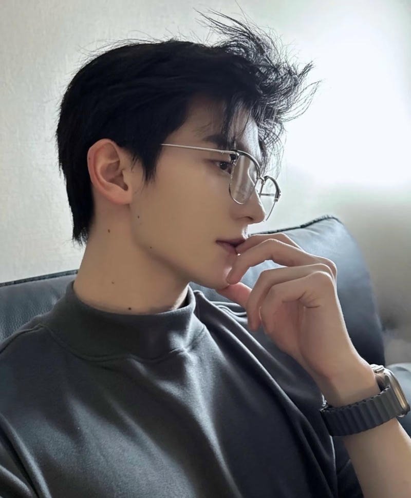 Biểu cảm nhẹ nhàng trai đẹp đeo kính hình nền