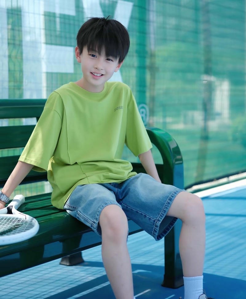 Biểu cảm thân thiện trai đẹp 10 tuổi ảnh nền