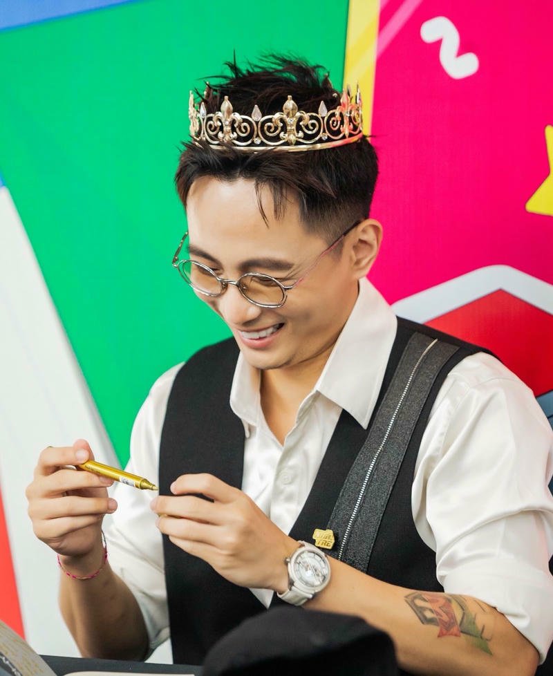 Biểu cảm tự nhiên Rhymastic trong nền
