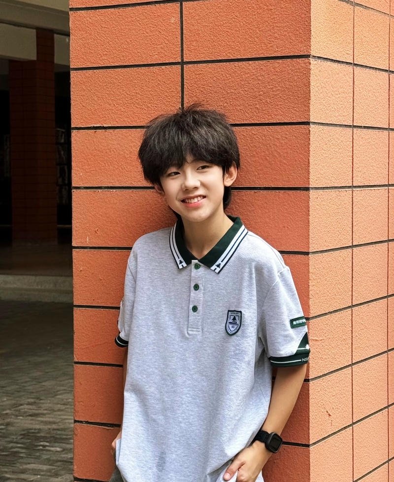 Chân dung đáng yêu bé trai 10 tuổi ảnh nền