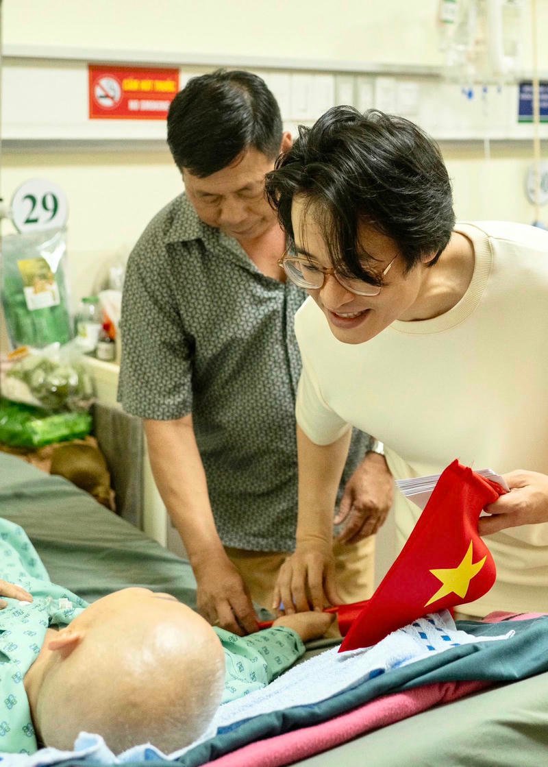 Gương mặt trầm ấm Hà Anh Tuấn trong nền