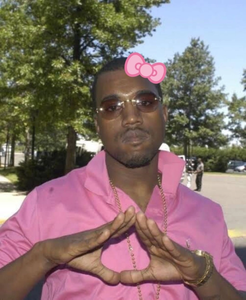 Kanye West meme gắn nơ hồng trên đầu