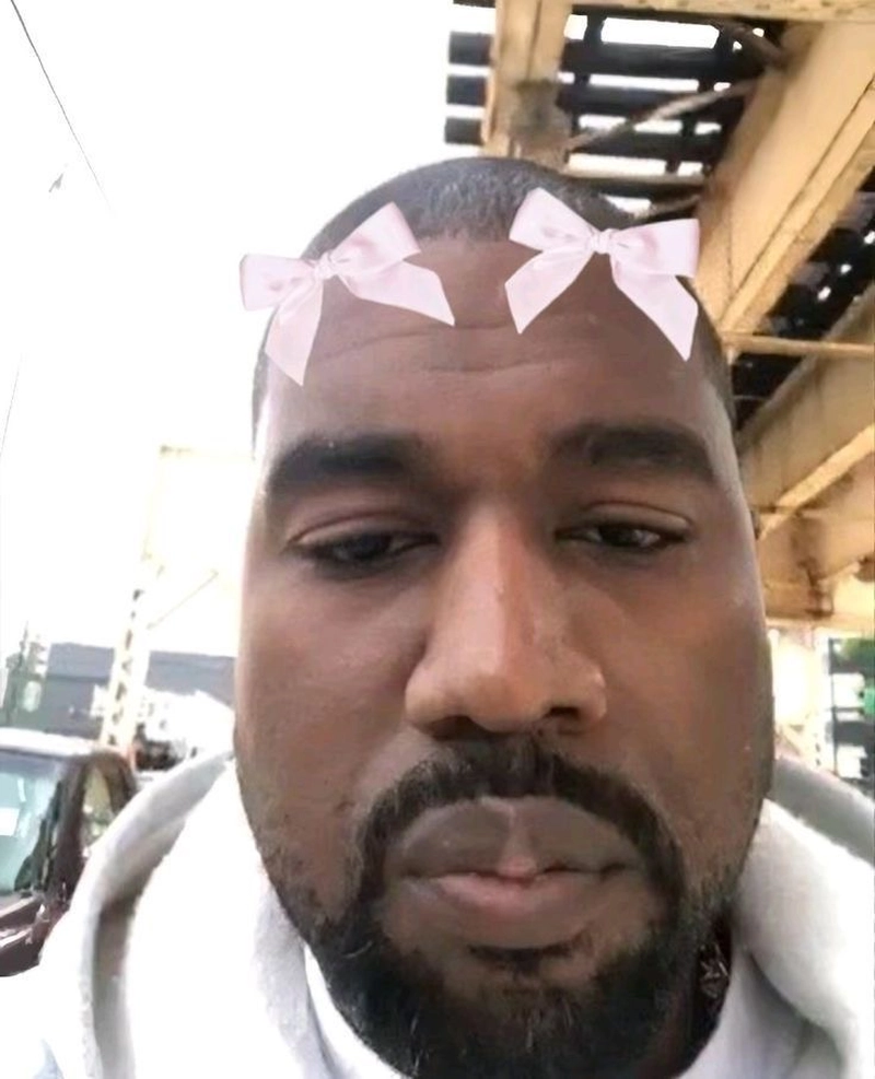 Kanye West meme gương mặt buồn cười nhất