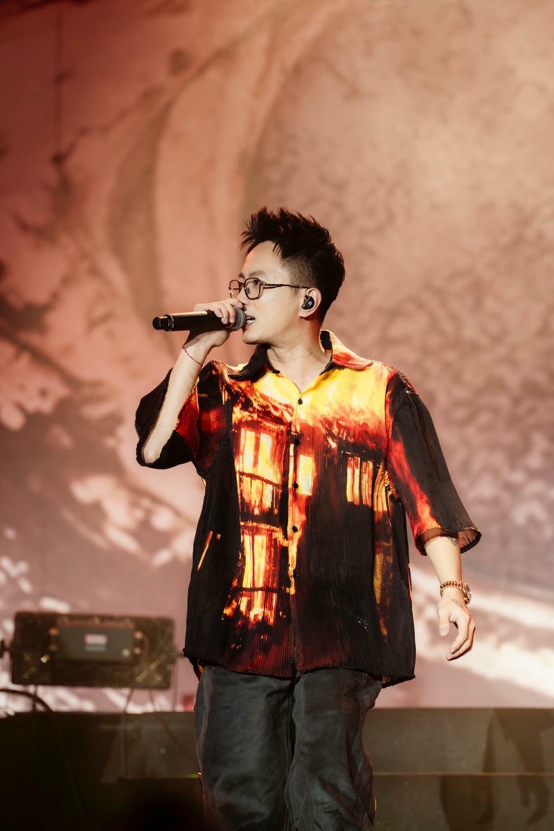 Khoảnh khắc biểu diễn Rhymastic làm nền