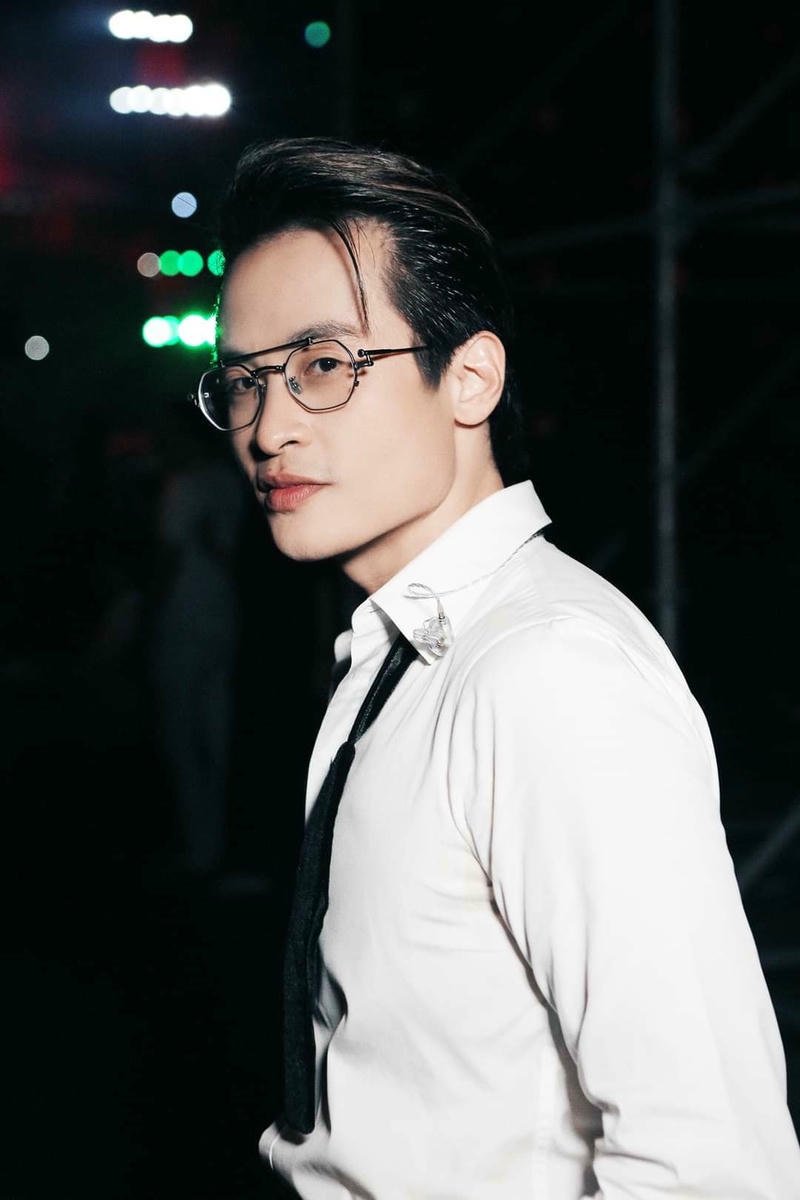 Khoảnh khắc đời thường Hà Anh Tuấn tạo nền