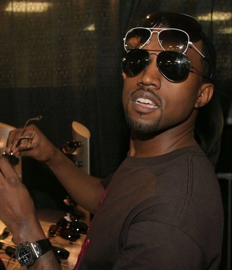 Meme Kanye West gương mặt meme đeo kính
