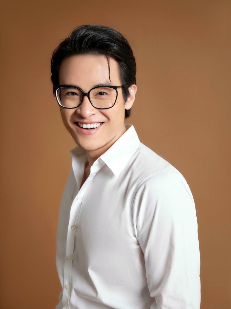 Nụ cười nhẹ Hà Anh Tuấn trong nền sân khấu