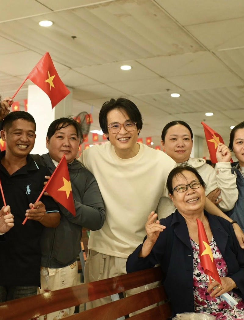 Phong cách thanh lịch Hà Anh Tuấn trong nền
