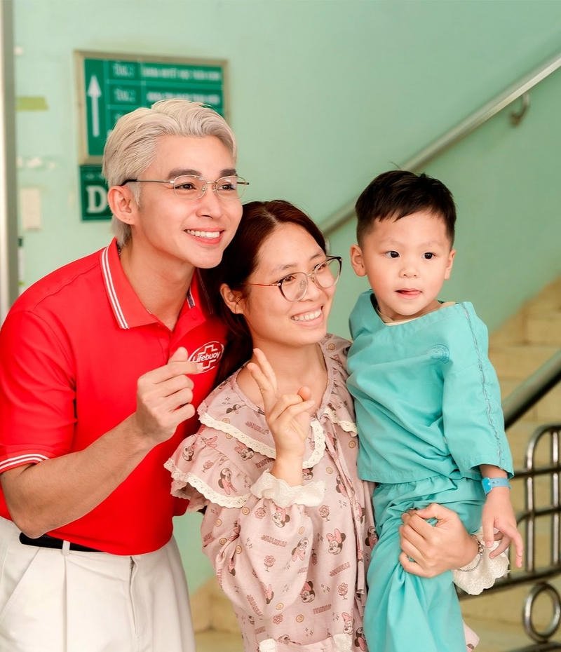 Biểu cảm tự nhiên Jun Phạm trong ảnh nền đẹp