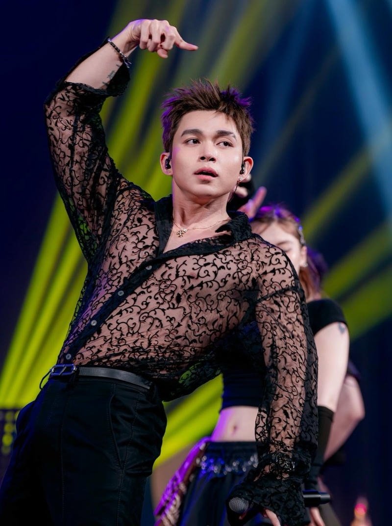 Biểu cảm tự nhiên Jun Phạm trong nền sáng