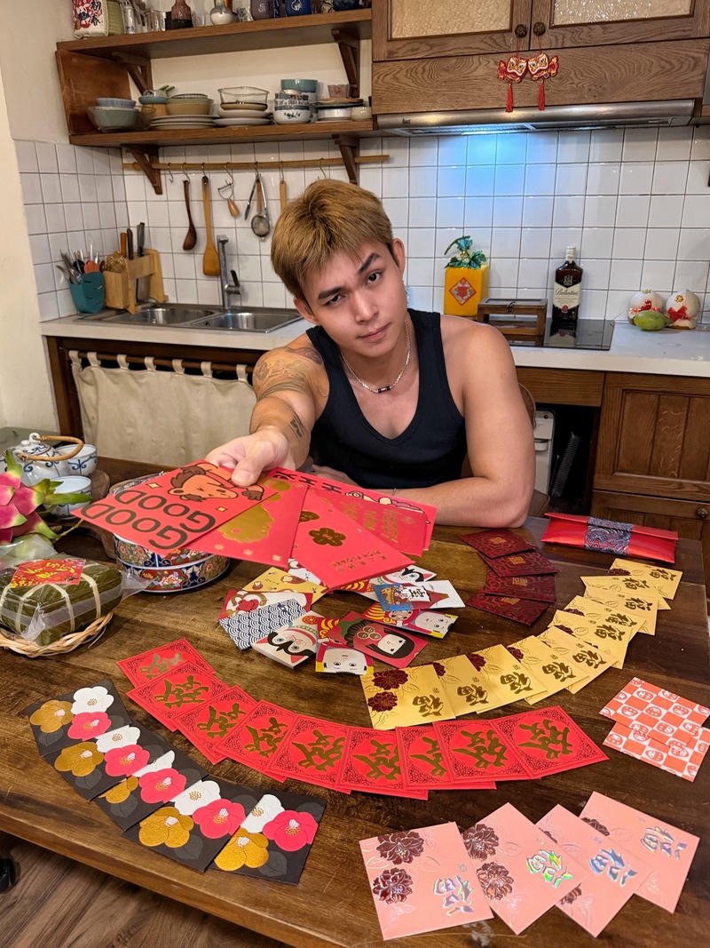 Gương mặt rõ nét Jun Phạm tạo nền đẹp