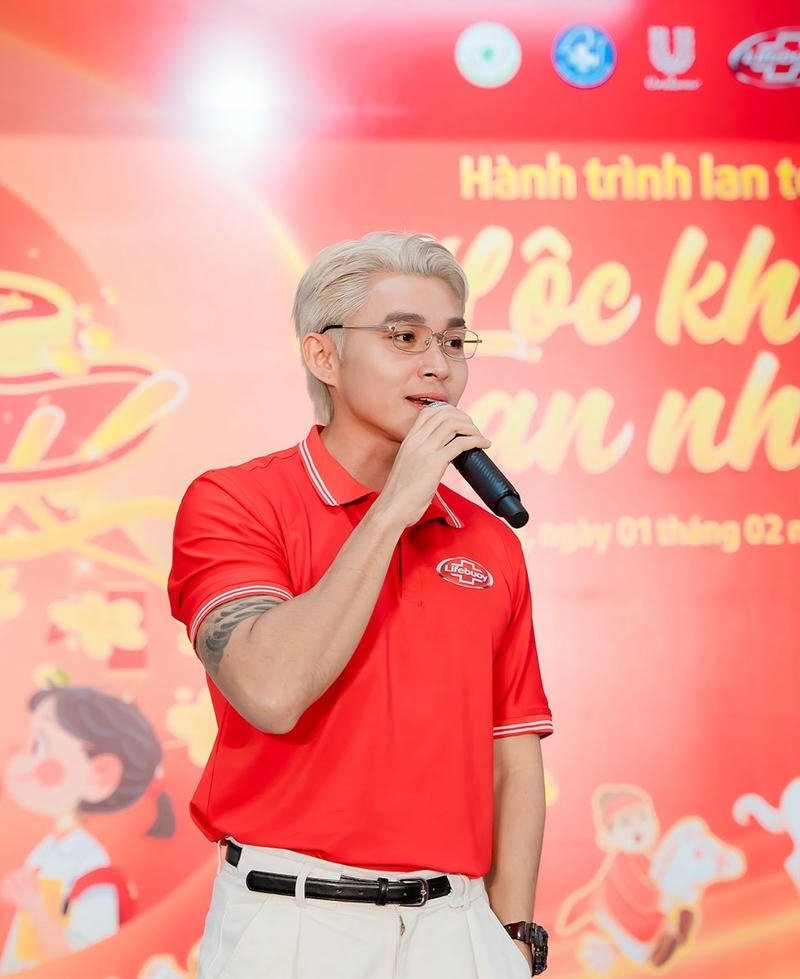 Khoảnh khắc đời thường Jun Phạm hợp nền nhẹ